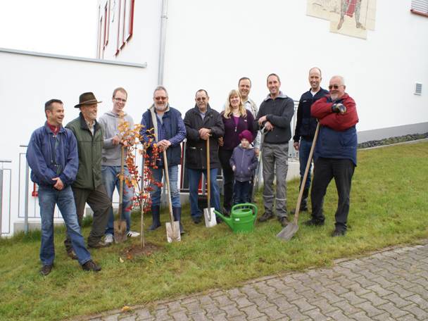 Baumpflanzung bei der FFW Hintermeilingen Gruppenbild der Helfer bei der Baumpflanzung am Gerätehaus der Freiwilligen Feuerwehr Hintermeilingen